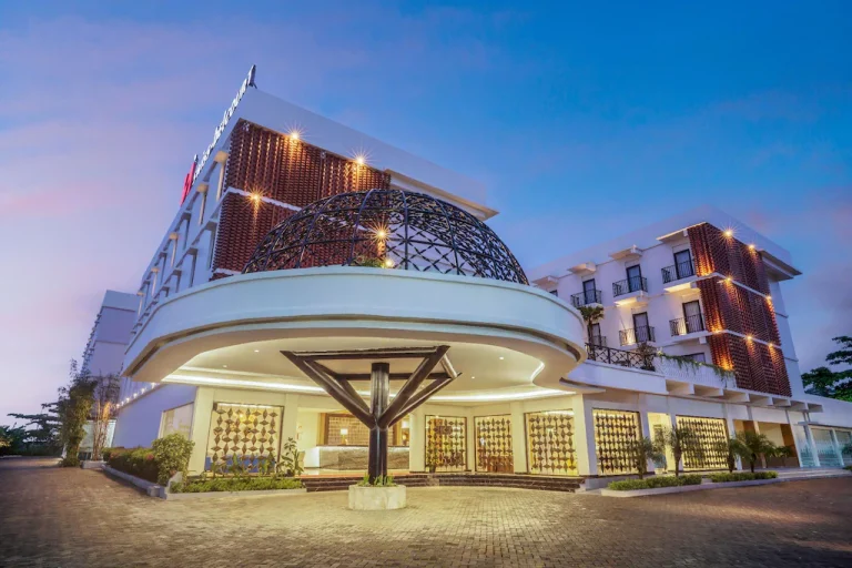 Swiss Belcourt Lombok tampak depan